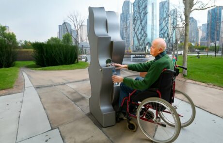 Öffentliche Wasserspender, Trinkbrunnen im Aussenbereich: La Ola mit Rollstuhl in Stadt
